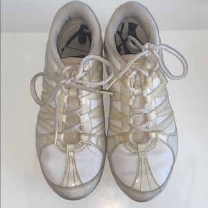 Cheerleading shoes